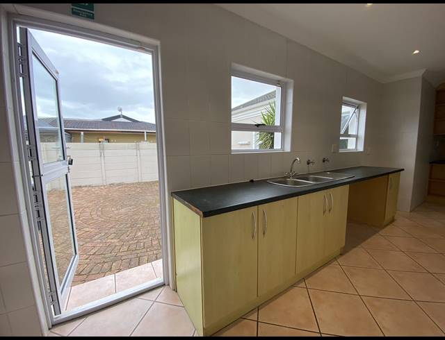 3 BEDROOM FREESTANDING TO LET IN PARKLANDS